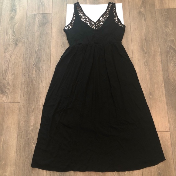 Black Sleeve Dress with Lace Pattern - Picture 2 of 9